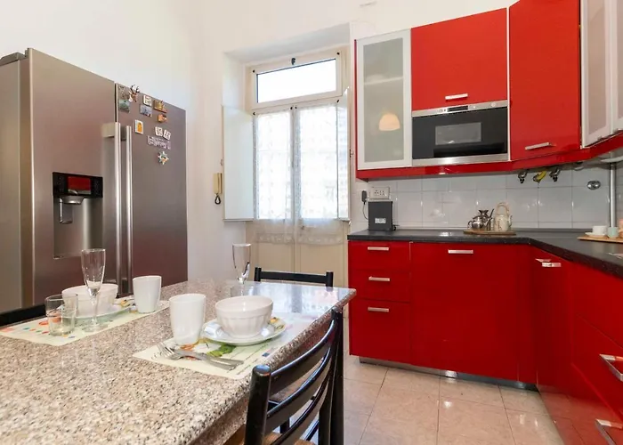 San Donato District & Piazza Statuto Roomy Flat Apartman