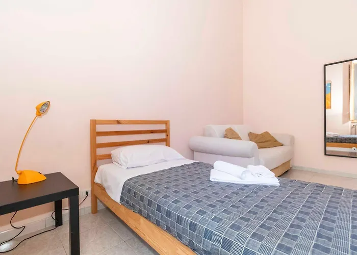 San Donato District & Piazza Statuto Roomy Flat Apartmán *